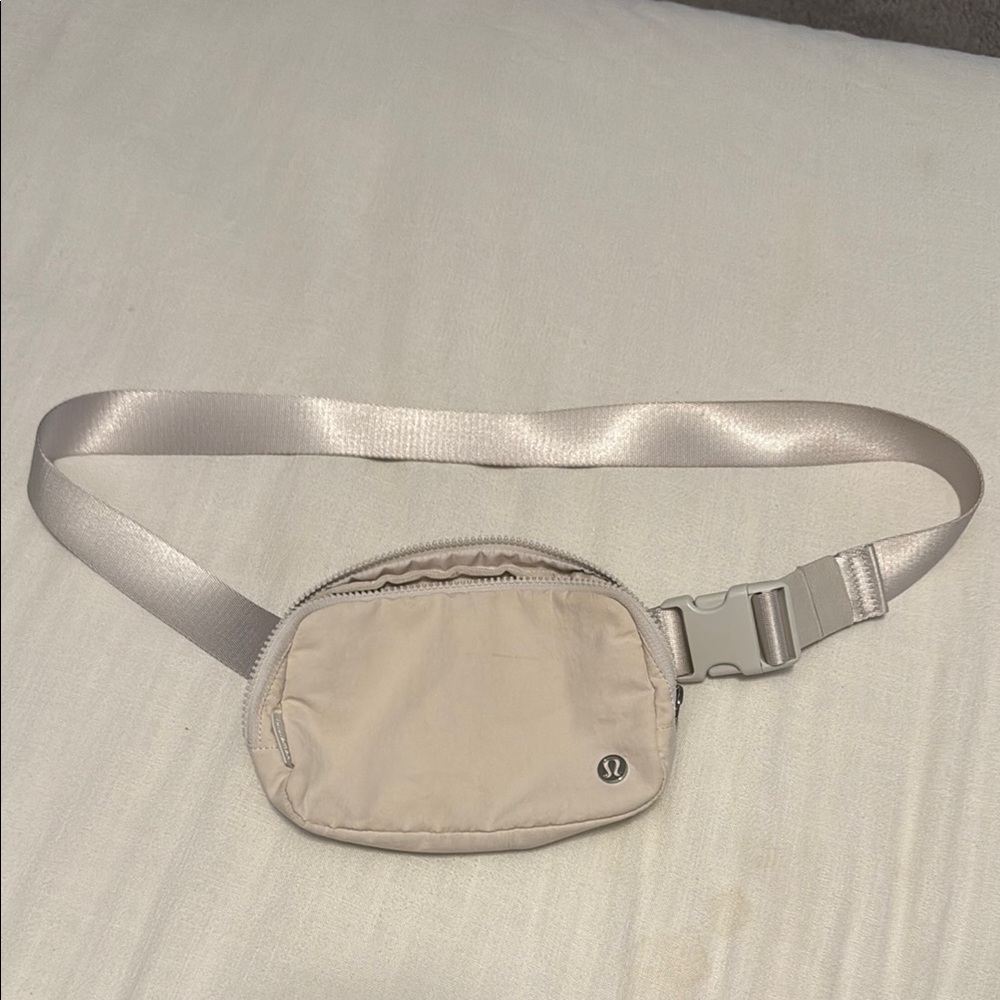 Lululemon Everywhere Belt Bag 1L Bone